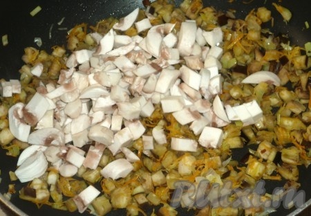 К овощам добавить шампиньоны.