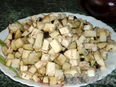 Баклажан тоже порезать кубиками.