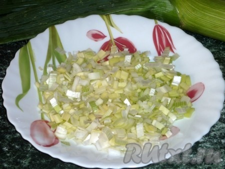 Лук порей порезать кубиками.
