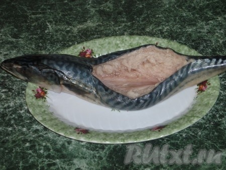 Размороженную скумбрию тщательно промыть. Вдоль всего плавника острым ножом надрезать рыбу с обеих сторон. Удалить хребет и все внутренности, жабры, мелкие кости и черную пленку. Натереть солью и сливочным маслом.
