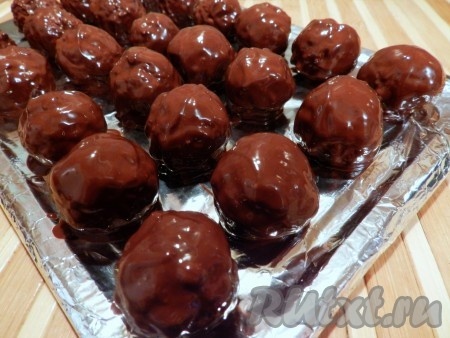 Разделочную доску застелить фольгой и выкладывать на неё домашние шоколадные конфеты, приготовленные с печеньем и орехами. Поставить доску в холодильник до застывания конфет (я ставила в холодильник на несколько часов, можно оставить и на ночь).