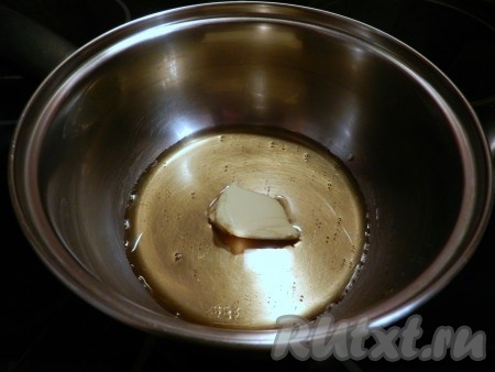 В небольшую кастрюлю выложить мёд и сливочное масло, нагреть на умеренном огне, помешивая, до полного растворения масла, убрать с огня.