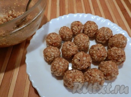 Из получившейся орехово-медовой массы скатать шарики. Удобно это делать мокрыми руками, слегка сжимая массу в ладонях.
