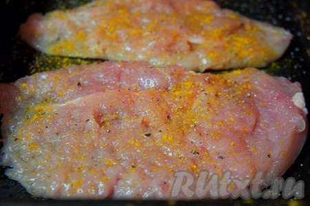 Добавить соль и специи и оставить мясо "отдохнуть" на 5-7 минут.