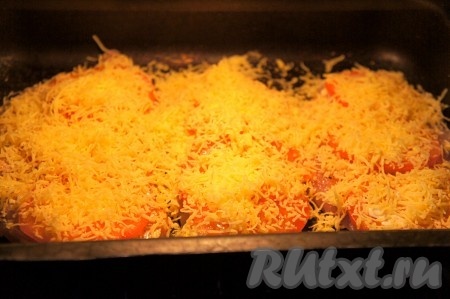 Отправить куриные грудки в разогретую духовку и запекать около 20 минут.
