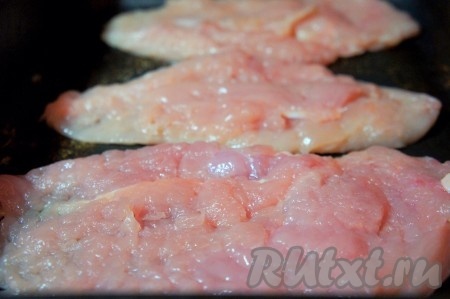 Куриное филе хорошо промыть, обсушить бумажными полотенцами и отбить (удобно использовать полиэтиленовый пакет для отбивания). Выложить отбитые куриные грудки в форму для запекания.