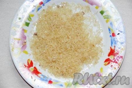 Следом за курицей добавляем в суп промытый рис и продолжаем варить.
