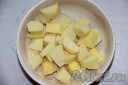 В процеженный бульон отправляем картофель. Отвариваем его до полуготовности и возвращаем в бульон мясо.