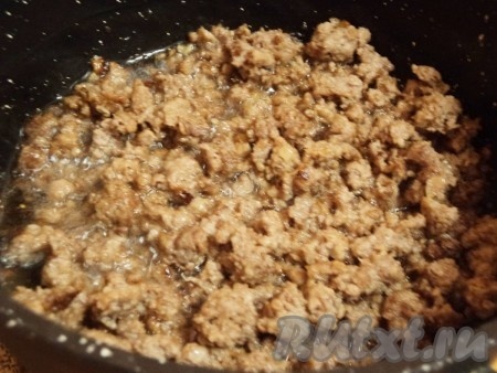 Налить масло в кастрюлю с толстым дном. Обжарить фарш до золотистого цвета, затем переложить шумовкой в тарелку.

