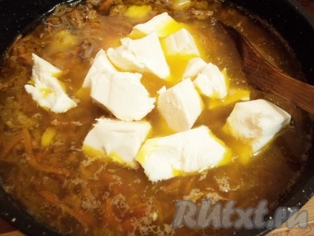 Затем добавить сыр в суп с мясом и овощами. Когда сыр растворится, влить молоко. Посолить, поперчить по вкусу.
