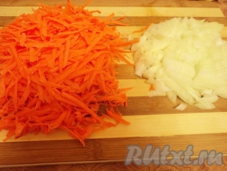 Лук мелко нарезать. Морковь натереть на терке.
