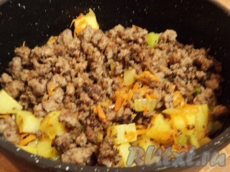 В кастрюле, в том же масле, обжарить сначала лук, затем добавить морковь и сельдерей. Затем добавить картофель, обжаривать еще &nbsp;минуту. Затем добавить фарш к овощам, влить бульон и готовить на маленьком огне до готовности картофеля.
