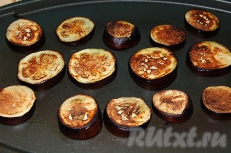 Баклажаны нарезать кружочками, выложить на сковороду хорошо разогретую с небольшим количеством масла и обжарить до румяности с двух сторон.