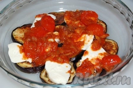 Сверху выложить часть соуса из помидоров, лука и чеснока. Снова повторить все слои (то есть поверх соуса выложить кружочки баклажанов, затем - кружочки моцареллы, полить соусом).