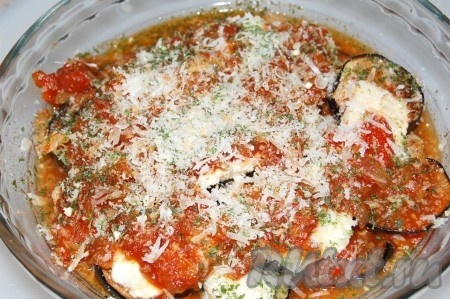 Натереть на тёрке белый хлеб и им покрошить сверху.