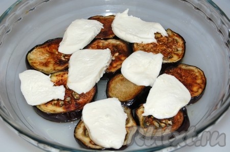 На баклажаны выложить моцареллу, нарезанную на пластины.