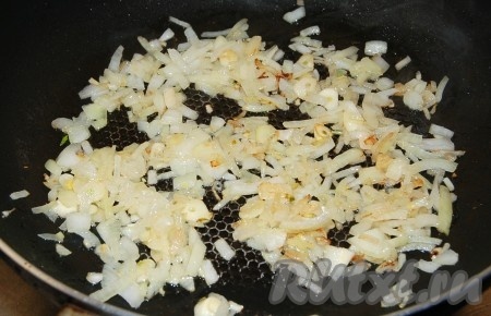 Лук и зубчики чеснока очистить. Налить на сковороду 3 столовые ложки оливкового масла и обжаривать в нём на среднем огне, помешивая, нарезанные тонкими ломтиками лук и чеснок до мягкости (в течение 4-5 минут).