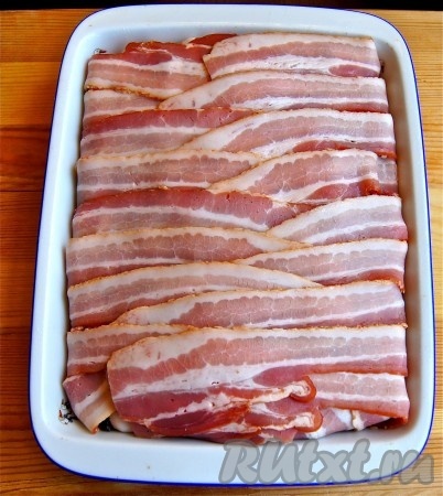 Накрыла свисающим беконом, закрыла фольгой.&nbsp;Нагрела духовку до 180 градусов. Налила горячую воду в большой противень (чтобы вода покрывала 1/3 формы). Поставила на него форму с террином и запекала на водяной бане 1,5 часа. За 10 минут до готовности сняла фольгу, чтобы бекон слегка подрумянился.&nbsp;
