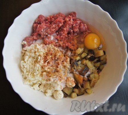 Натерла сыр, добавила все специи и перемешала.