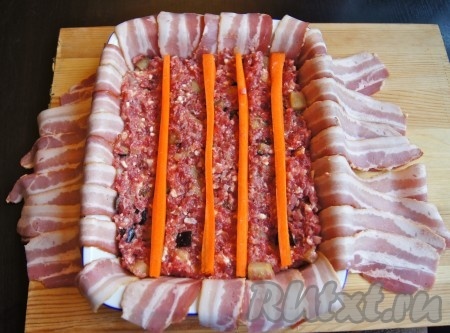На бекон положила слой фарша и несколько полосок моркови (можно использовать разноцветный болгарский перец).
