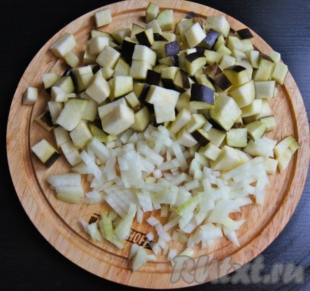 Нарезала баклажан и лук на средние кусочки (кожицу с баклажана можете снять, я люблю баклажаны готовить с кожицей).
