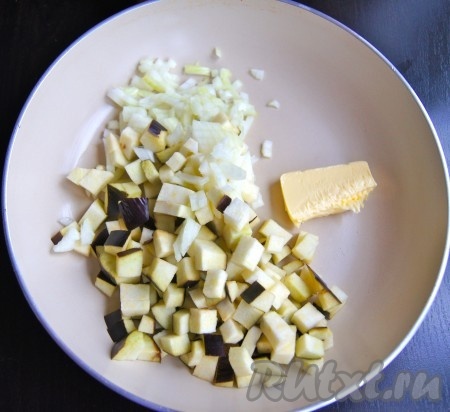 Баклажаны с луком обжарила на сливочном масле до золотистого цвета.