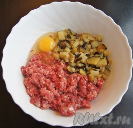 В миске соединила фарш, обжаренные баклажаны с луком, яйцо.
