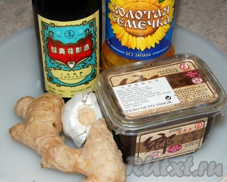 Приготовить продукты для маринада. В коробочке паста мисо, ее сейчас легко можно купить в специальном отделе супермаркета, также, как и китайское поварское вино.