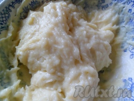 Загустевший шоколад перемешиваем.