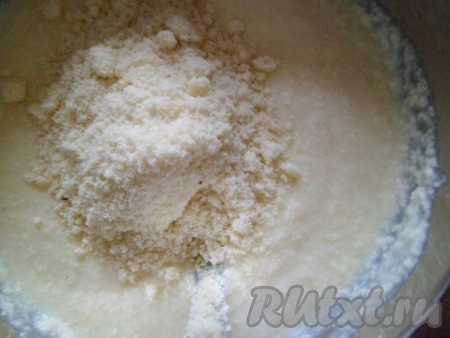 Bыкладываем в чашку и взбиваем миксером со сливками. Затем добавляем молотый миндаль, перемешиваем шоколадный крем.
