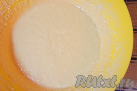 Тесто должно получиться достаточно жидким.