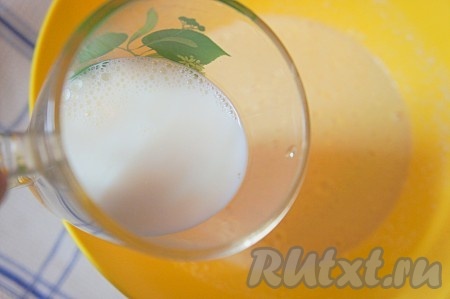 Добавить молоко комнатной температуры. Взбить.