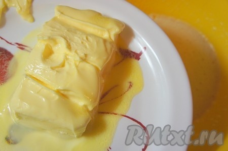 Добавить масло комнатной температуры. Взбить.