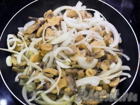 Для фарша - нарезанные шампиньоны обжарим с порезанным луком на растительном масле.
