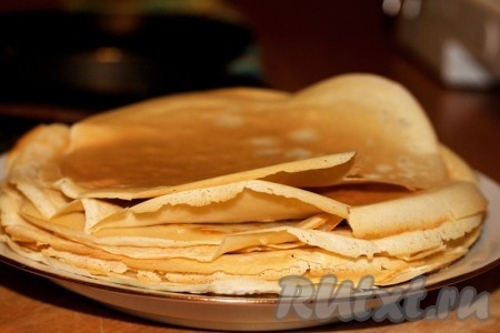 Разогреем сковороду, смазанную растительным маслом, и испечем блинцы.
