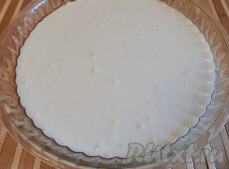 Форму для выпечки смазать маслом, вылить в форму тесто и испечь бисквит в разогретой до 180 градусов духовке в течение 25 минут.
