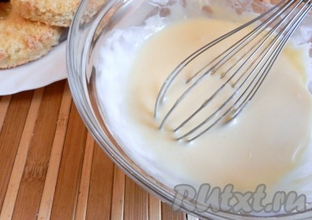 Сливочное масло для приготовления крема заранее достать из холодильника и оставить при комнатной температуре на некоторое время (масло должно стать достаточно мягким). Взбить миксером сгущённое молоко с мягким маслом и ванильным сахаром до однородного, пышного состояния. Сгущёное молоко и сливочное масло для крема выбирайте хорошего качества от проверенных производителей.
