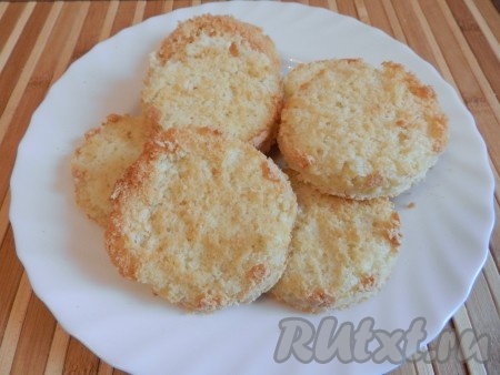 Дать бисквиту полностью остыть. Из готового бисквита с помощью стакана вырезать круги (будущие пирожные). Кругов должно быть чётное количество.