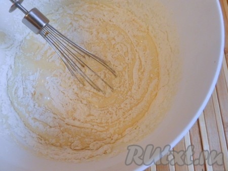 Яйца с сахаром и ванильным сахаром взбить миксером в пышную пену. Затем постепенно всыпать муку с разрыхлителем и перемешать до получения воздушного, не очень густого теста (добавляя муку, ориентируйтесь на консистенцию теста).
