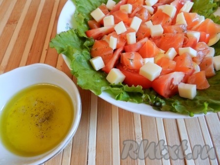 Все смешать. Приготовить заправку из оливкового масла, лимонного сока, соли и перца. Полить салат заправкой и подавать.