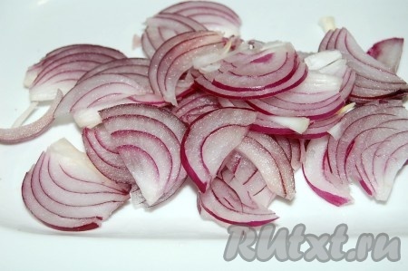 Лук репчатый нарезать тонкими полукольцами и добавить в миску.