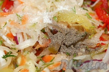 Перемешать, по мере необходимости добавить сахар, перец.