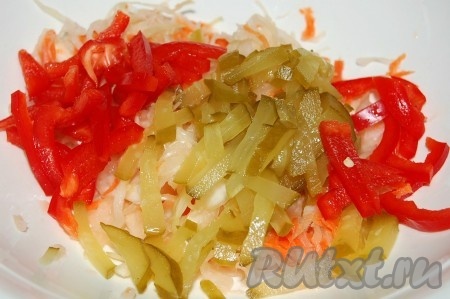 Перец сладкий нарезать тонкой соломкой (как на фото) и добавить в миску.