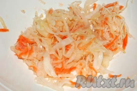 Положить в миску квашеную капусту.