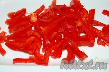 Перец сладкий нарезать тонкой соломкой (как на фото).