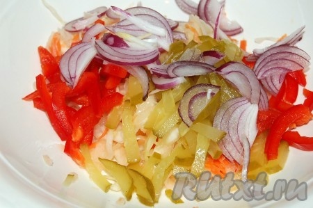 Лук репчатый нарезать тонкими полукольцами и добавить в миску.