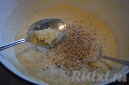 Затем добавить измельченный чеснок, ароматные травы по вкусу, перемешать.
