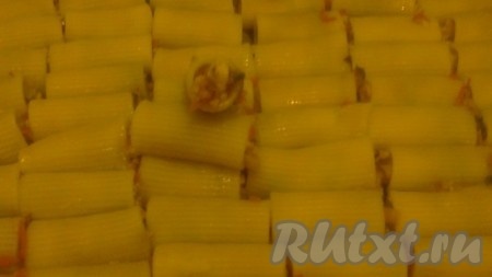 Начиняем вареные макароны. Чем они крупнее, тем проще задача. У меня получилось выложить два ряда.
