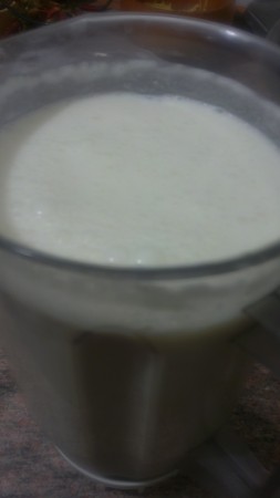 Готовим соус. В блендере смешиваем все ингредиенты и солим.