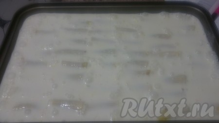 Заливаем соусом. Посыпаем сыром моцарелла и другими сырами.
